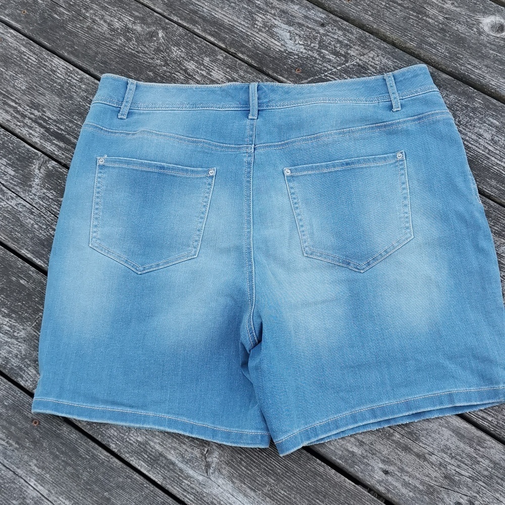 DC slightly curvy light denim with distressing. 5 pockets jean shorts.Size 20 - Picture 7 of 7